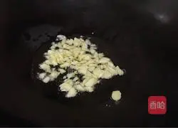 Illustration of how to make fried carrots and celery with black fungus 3