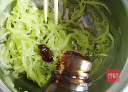  Illustration of how to make shredded cold lettuce 6