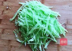Sour and spicy Illustration of how to make shredded lettuce 4