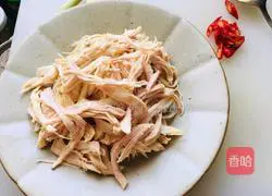 Illustration of how to make shredded chicken breast with green onion 3