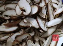 Illustration of how to make shiitake mushroom sliders 1