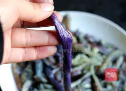 Illustration of how to mix eggplant with garlic 4