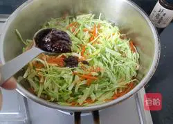 Illustration of how to make three-color vegetables stir-fried with sauce 6