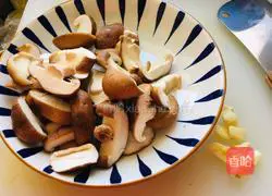 Illustration of how to stir-fry rapeseed with mushrooms 2