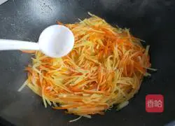 Illustration of how to stir-fry shredded potatoes and shredded carrots 8