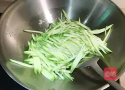 Illustration of how to make shredded zucchini 7