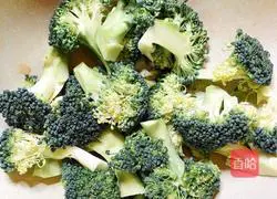 Illustration of how to make Christmas tree broccoli 1