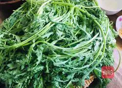 Illustration of how to make fried noodles with steamed chrysanthemum 1