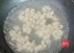Illustration of how to stir-fry lotus root with two peppers 3