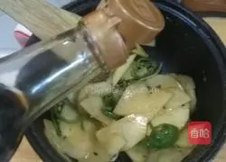 Illustration of how to stir-fry the green chili peppers with potato slices 8 