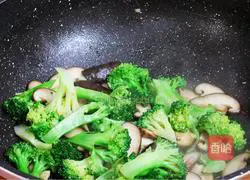 Illustration of how to stir-fry mushrooms with broccoli 10