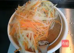 Illustration of how to make shredded celery and radish 7