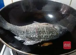 Illustration of how to make shredded radish and crucian carp soup 6