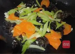 Illustration of how to make fried carrots and celery with black fungus 5