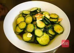 Illustration of how to make garlic slices and cucumber 6