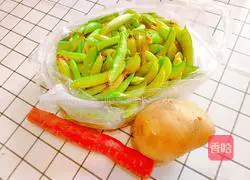 Illustration of how to make fried potatoes with peas, carrots and potatoes 2