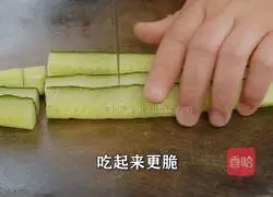 Illustration of how to make spicy and sour pickled cucumber strips that can be made in 1 hour 1