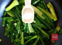 Illustration of how to make garlic lettuce 5