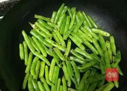 Illustration of how to make stir-fried green beans 3
