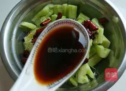Xinwen Gourmet Hot and Sour Cucumber Recipe Illustration 5