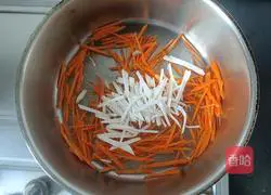 Illustration of how to stir-fry three-color seasonal vegetables in sauce 4