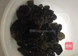 Illustration of how to make vinegared fungus and cabbage 3