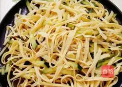 Illustration of how to make cold shredded dried tofu 9