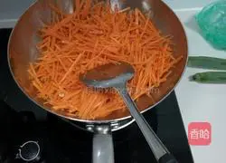 Illustration of how to make stir-fried carrot shreds 3