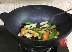 Illustration of how to stir-fry seasonal vegetables with corn and bamboo shoots 6