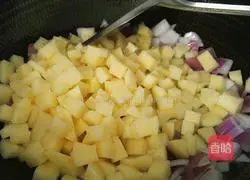 Illustration of how to make fried onions and potatoes 6