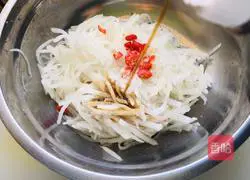 Illustration of how to make sweet and sour radish shreds 3