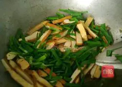 Illustration of how to stir-fry dried tofu with leeks and oil 4