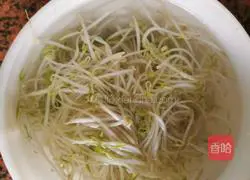 Illustration of how to make cold mung bean sprouts 3