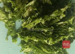 Illustration of how to make pepper, lettuce and cucumber shreds 2