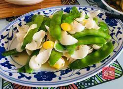 Illustration of how to make fried snow peas with lily and ginkgo almonds 11