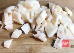 Illustration of how to make lotus root stewed radish 2