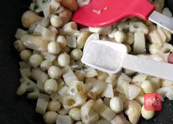 Illustrations of the Three Treasures of Lotus Pond 8