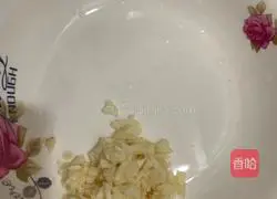 Illustration of how to make garlic greens 2