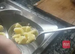 Illustration of how to make wolf tooth potatoes 5