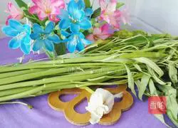 Illustration of how to make stir-fried water spinach 1