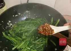 Illustration of how to make spicy garlic water spinach 4