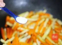 Illustration of how to stir-fry carrots with king oyster mushrooms 8