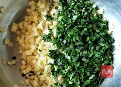 Illustration of how to make steamed stuffed buns stuffed with potatoes, eggs and chives 3