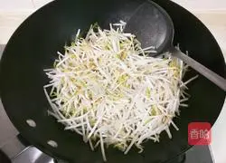 Illustration of how to stir-fry mung bean sprouts with leek moss 3