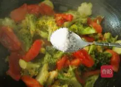Illustration of how to stir-fry broccoli with tomatoes 10