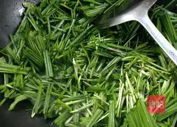 Illustration of how to stir-fry leeks and peppers 2