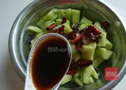 Xinwen Gourmet Hot and Sour Cucumber Recipe Illustration 4