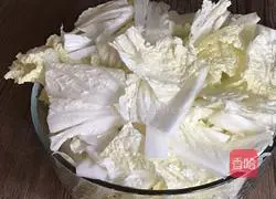 Illustration of how to stir-fry oyster mushrooms with cabbage 1