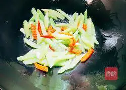 Illustration of how to make vegetarian fried lettuce 8