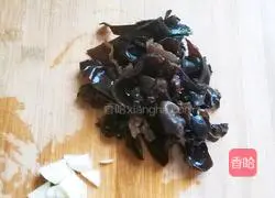 Illustration of how to make stir-fried green vegetables with black fungus 3